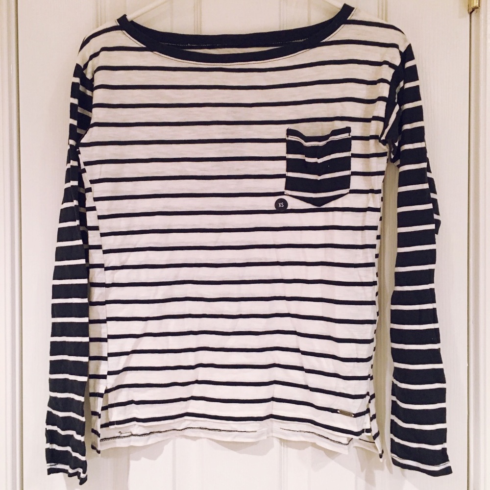 🌼 NWT Hollister Navy & White Striped Top